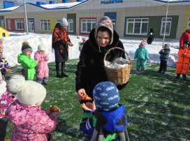 "Жаворонушки прилетите-ка! Весну-красну принесите-ка! " "Жаворонушки прилетите-ка! Весну-красну принесите-ка! ".